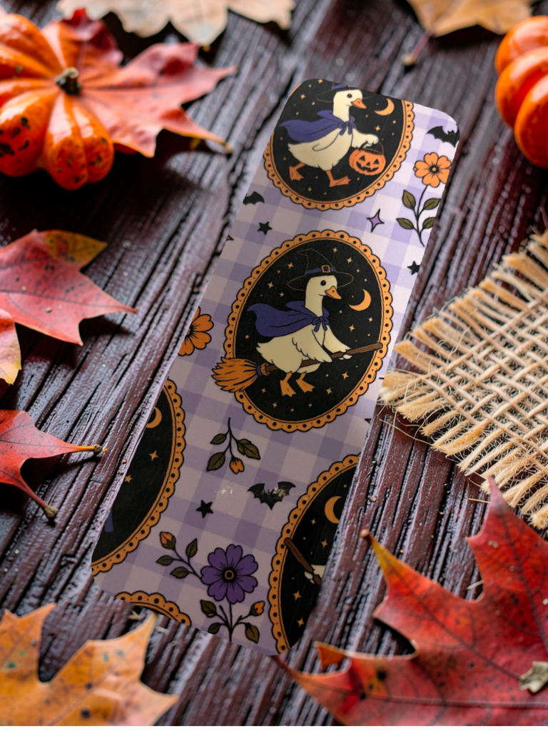 Feuille d'autocollants Halloween avec des canards sorciers sur fond vichy mauve
